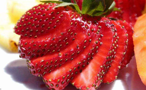 怎样挑选好的草莓？挑选草莓根据味道，颜色重量进行挑选